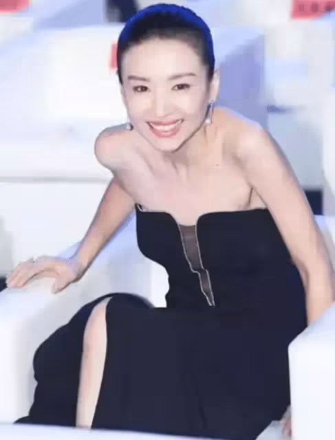 董潔這身材比例絕了!穿黑色抹身材長裙高挑曼妙,氣場全開不輸超模