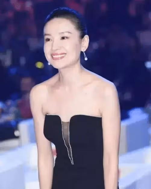 董潔這身材比例絕了!穿黑色抹身材長裙高挑曼妙,氣場全開不輸超模