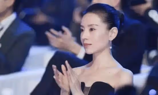 董潔這身材比例絕了!穿黑色抹身材長裙高挑曼妙,氣場全開不輸超模