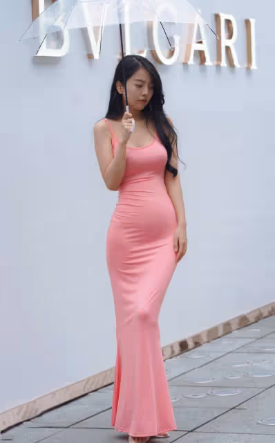穿修身連衣裙的妹子,曼妙的曲線讓人挪不開眼