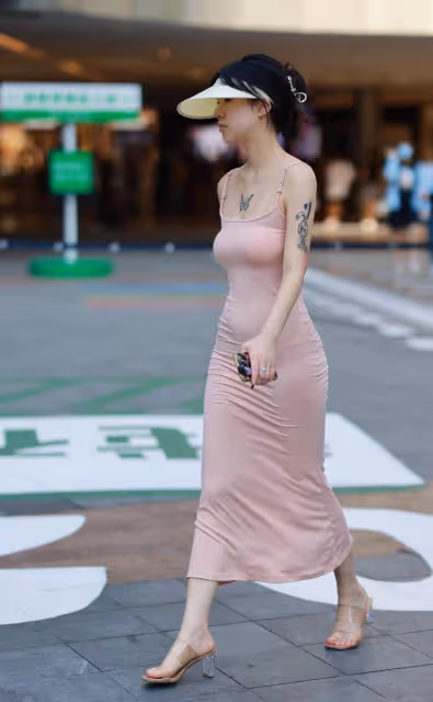 穿修身連衣裙的妹子,曼妙的曲線讓人挪不開眼
