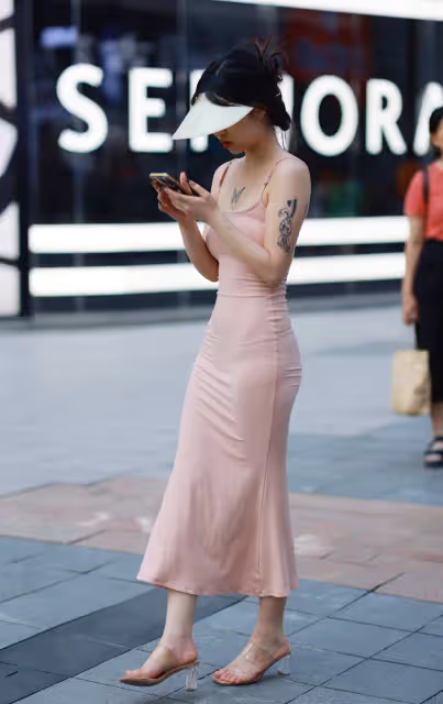 穿修身連衣裙的妹子,曼妙的曲線讓人挪不開眼