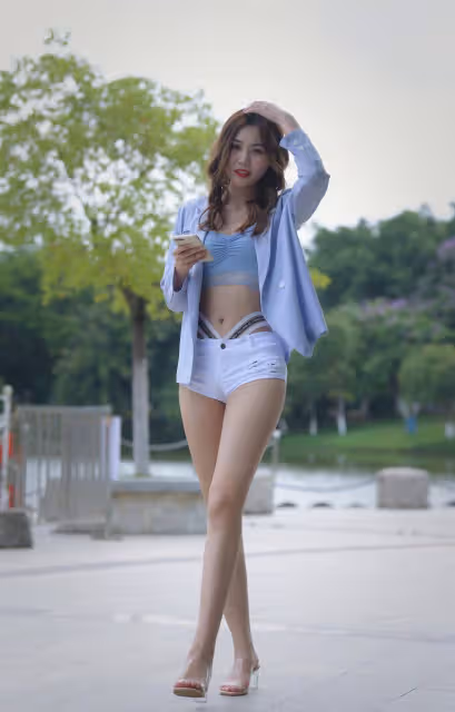 時髦的熱褲,曼妙的身材,這樣的妹子真迷人