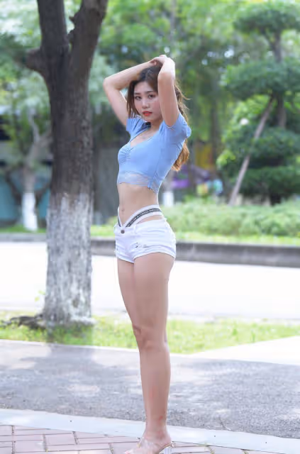 時髦的熱褲,曼妙的身材,這樣的妹子真迷人
