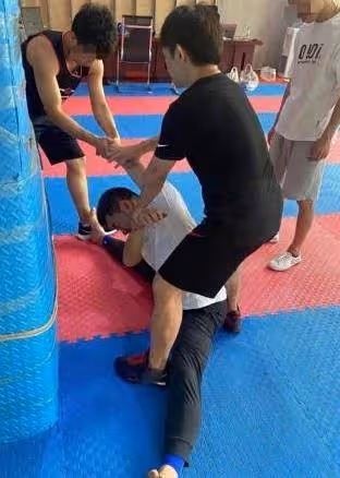 任賢齊健身照曝光,被2人按著壓腿表情痛苦,路人避嫌都沒圍觀