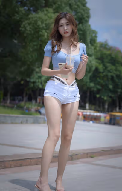 時髦的熱褲,曼妙的身材,這樣的妹子真迷人