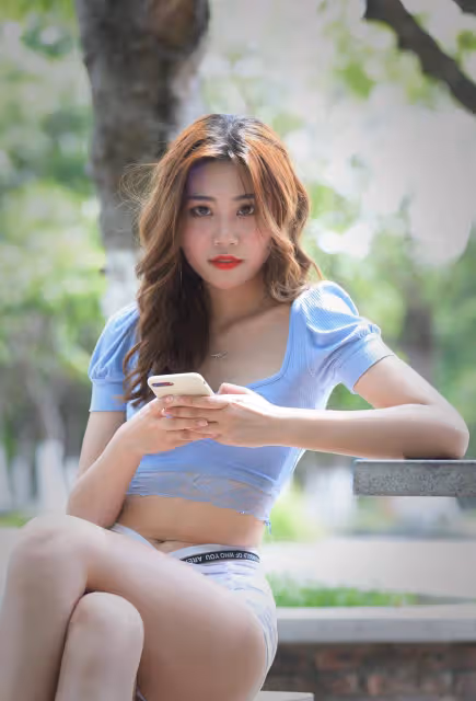 時髦的熱褲,曼妙的身材,這樣的妹子真迷人