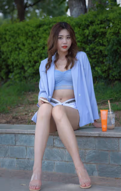 時髦的熱褲,曼妙的身材,這樣的妹子真迷人