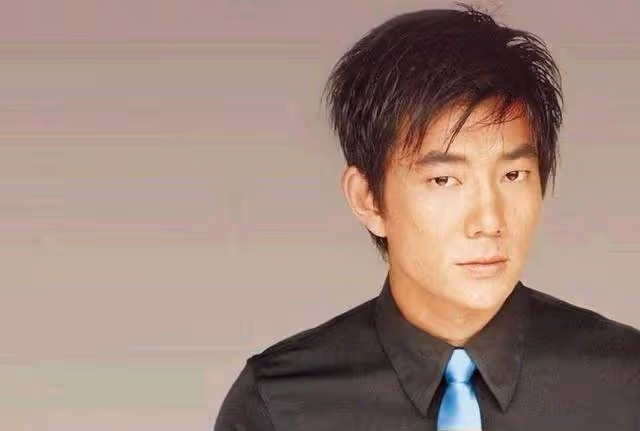 任賢齊健身照曝光,被2人按著壓腿表情痛苦,路人避嫌都沒圍觀