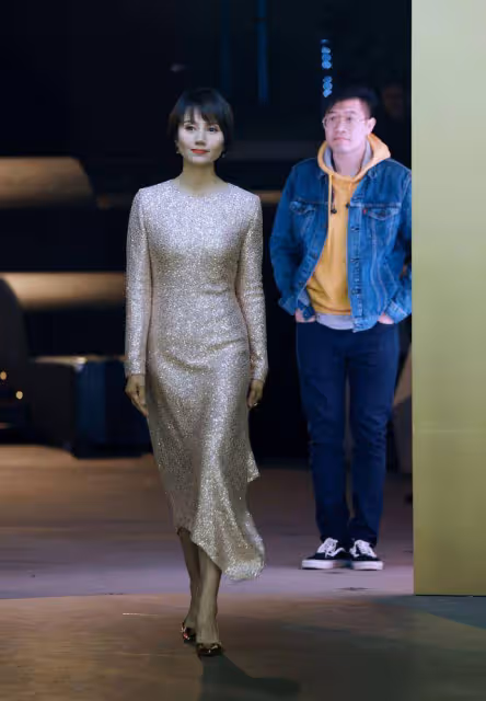 袁泉一頭短髮好清麗,穿銀色「閃鑽」禮服裙更美,還盡顯曼妙身材