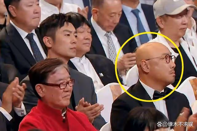 51歲陶虹英國被偶遇,滿臉斑點、穿搭奇怪,和徐崢現狀反差大!