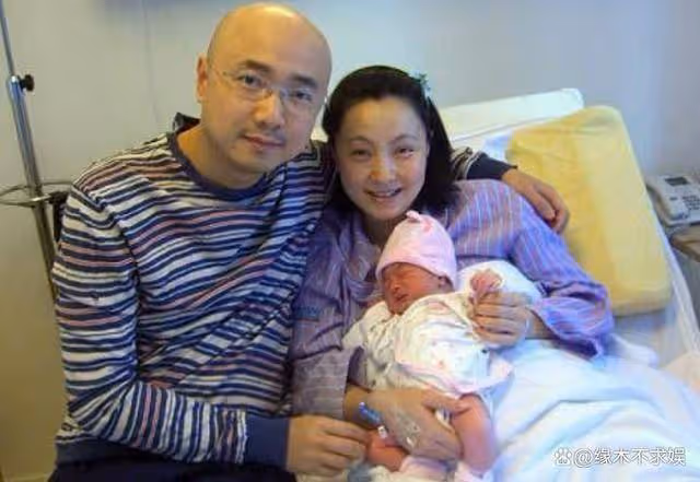 51歲陶虹英國被偶遇,滿臉斑點、穿搭奇怪,和徐崢現狀反差大!