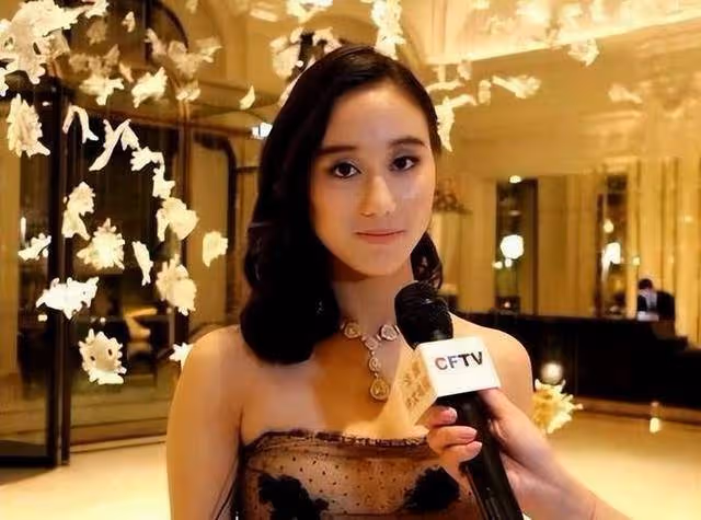 何超欣有多得賭王寵愛?言聽計從?長相酷似利智,出身頗具爭議?