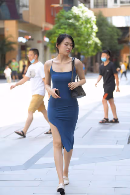 對身材曼妙的女人來說,穿上修身弔帶裙不僅時尚,而且很有氣質
