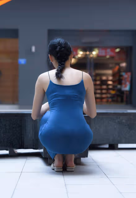 對身材曼妙的女人來說,穿上修身弔帶裙不僅時尚,而且很有氣質