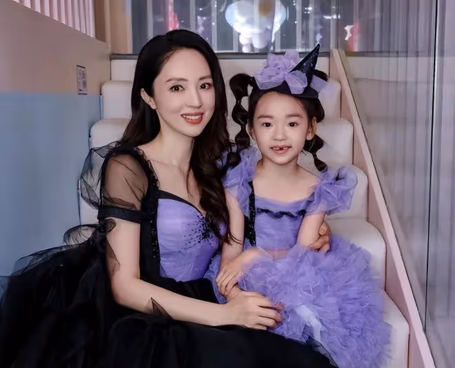 董璇包場為7歲女兒慶生，高雲翔穩站C位不避嫌，超多全家福曝光