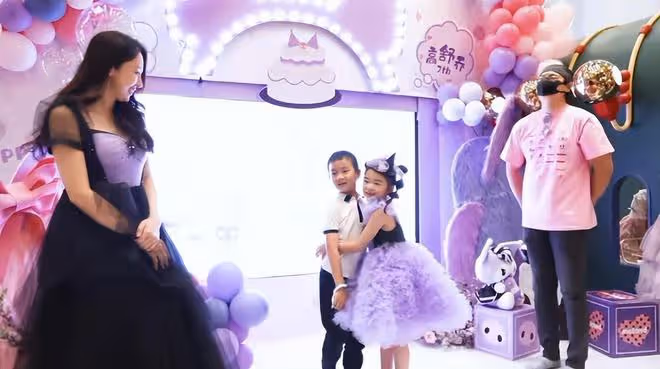 董璇包場為7歲女兒慶生，高雲翔穩站C位不避嫌，超多全家福曝光