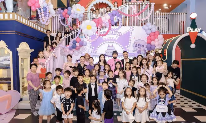 董璇包場為7歲女兒慶生，高雲翔穩站C位不避嫌，超多全家福曝光