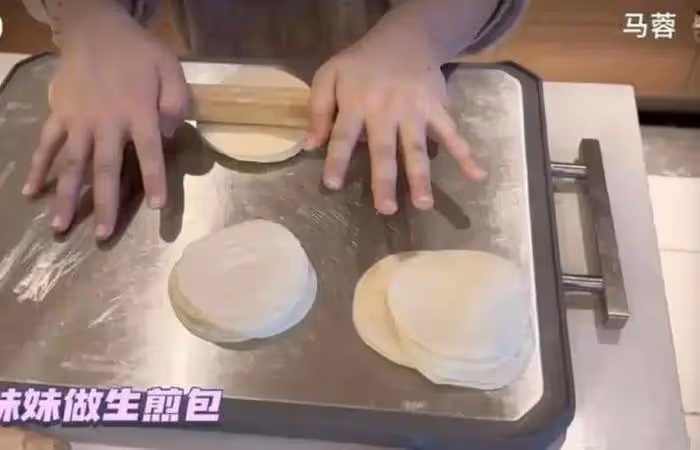 王寶強和一雙兒女罕見同框!帶他們與女友聚會,兒子被指心事重重