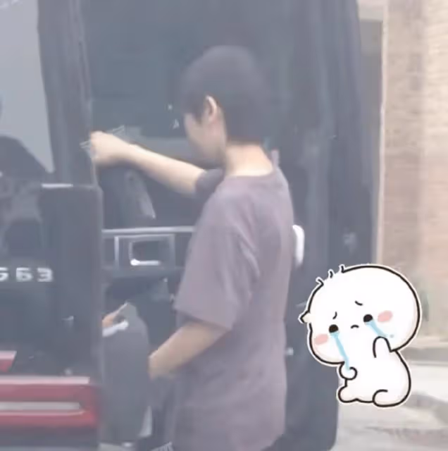 王寶強和一雙兒女罕見同框!帶他們與女友馮清聚會,兒子被指心事重重