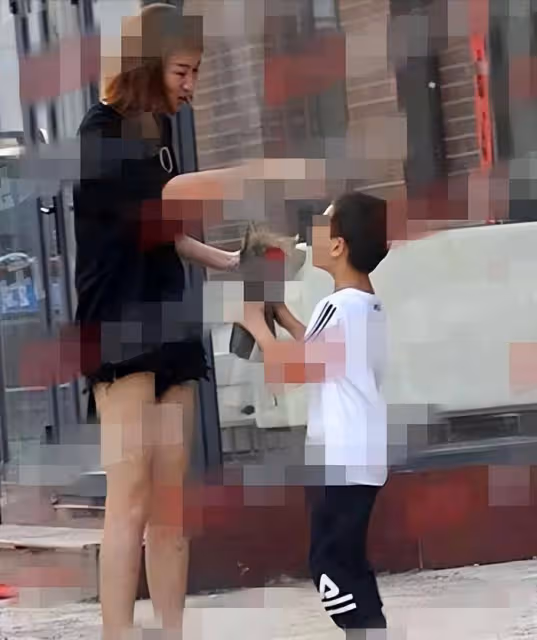 王寶強和一雙兒女罕見同框!帶他們與女友馮清聚會,兒子被指心事重重