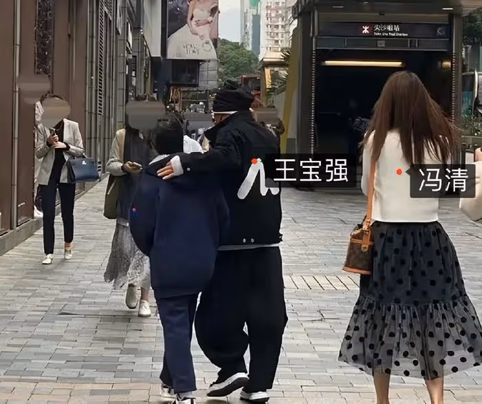 王寶強和一雙兒女罕見同框!帶他們與女友馮清聚會,兒子被指心事重重