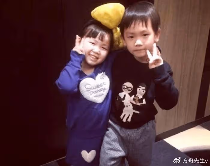 王寶強和一雙兒女罕見同框!帶他們與女友馮清聚會,兒子被指心事重重