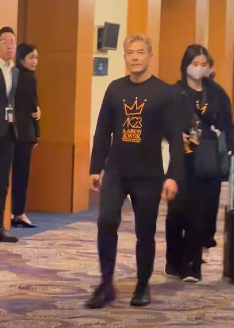 57歲郭富城舉辦慶功宴,染金髮狀態年輕,個子不高遭調侃