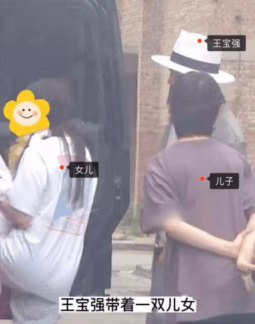 王寶強帶倆娃外出聚餐,13歲王子豪身材壯實,見到馮清疑不高興
