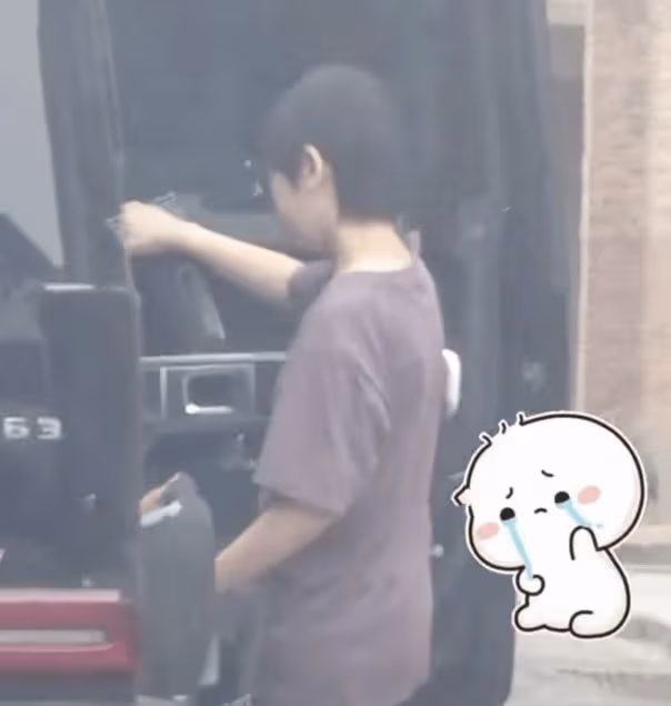 王寶強帶倆娃外出聚餐,13歲王子豪身材壯實,見到馮清疑不高興
