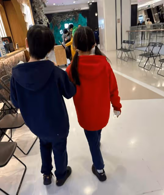 王寶強帶倆娃外出聚餐,13歲王子豪身材壯實,見到馮清疑不高興