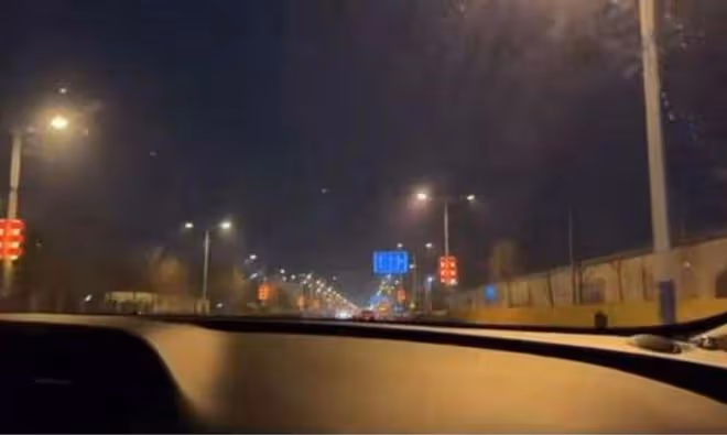 王寶強帶倆娃外出聚餐,13歲王子豪身材壯實,見到馮清疑不高興