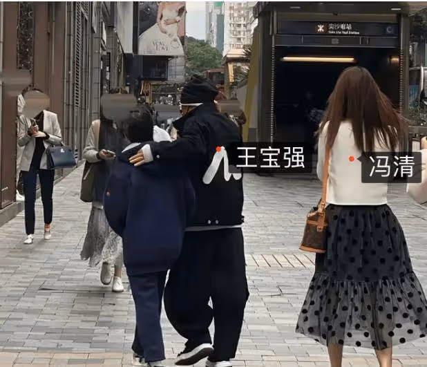 王寶強帶倆娃外出聚餐,13歲王子豪身材壯實,見到馮清疑不高興