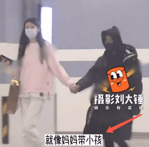 王寶強帶倆娃外出聚餐,13歲王子豪身材壯實,見到馮清疑不高興