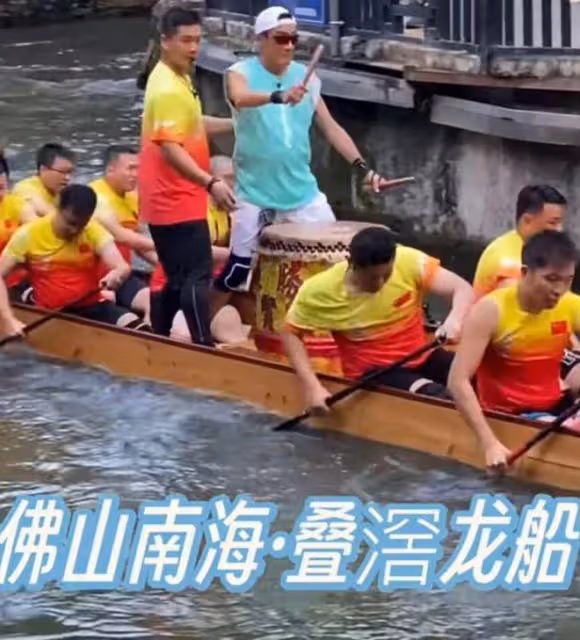 梁家輝現身佛山划龍舟,賣力擊鼓氣場十足,武藝魏晨被吐槽划水