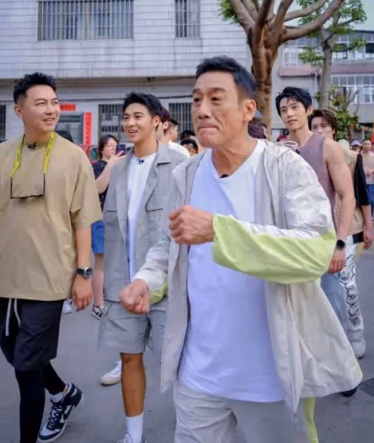 梁家輝現身佛山划龍舟,賣力擊鼓氣場十足,武藝魏晨被吐槽划水