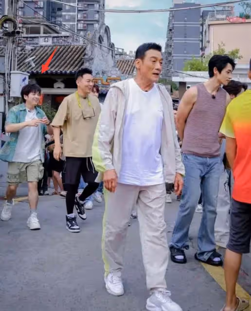 梁家輝現身佛山划龍舟,賣力擊鼓氣場十足,武藝魏晨被吐槽划水
