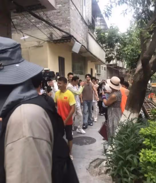 梁家輝現身佛山划龍舟,賣力擊鼓氣場十足,武藝魏晨被吐槽划水