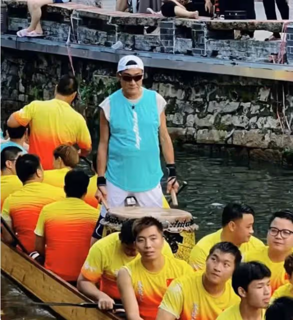 梁家輝現身佛山划龍舟,賣力擊鼓氣場十足,武藝魏晨被吐槽划水