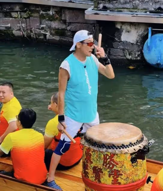 梁家輝現身佛山划龍舟,賣力擊鼓氣場十足,武藝魏晨被吐槽划水