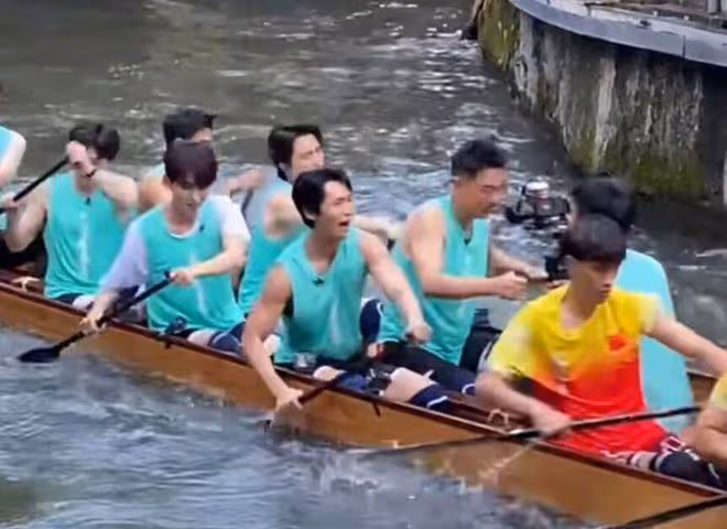梁家輝現身佛山划龍舟,賣力擊鼓氣場十足,武藝魏晨被吐槽划水