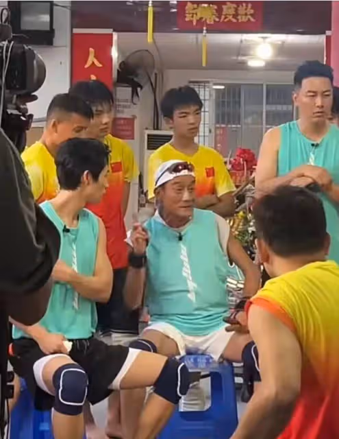 梁家輝現身佛山划龍舟,賣力擊鼓氣場十足,武藝魏晨被吐槽划水