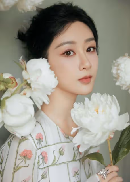 楊紫最新寫真翻車,工作室修圖不修鏡子,背影壯實遭吐槽