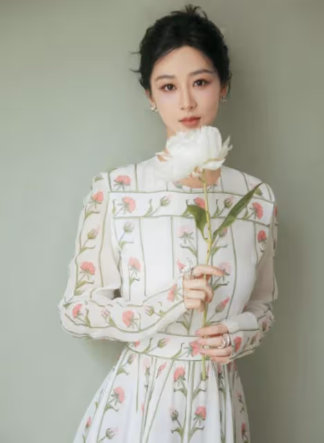 楊紫最新寫真翻車,工作室修圖不修鏡子,背影壯實遭吐槽