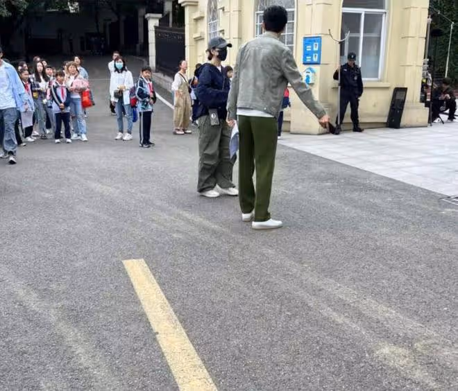 鍾漢良秦嵐新劇路透,男方身材高大顏值回春,路人視角被贊帥氣