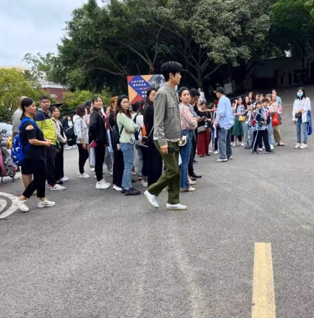 鍾漢良秦嵐新劇路透,男方身材高大顏值回春,路人視角被贊帥氣