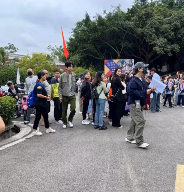 鍾漢良秦嵐新劇路透,男方身材高大顏值回春,路人視角被贊帥氣
