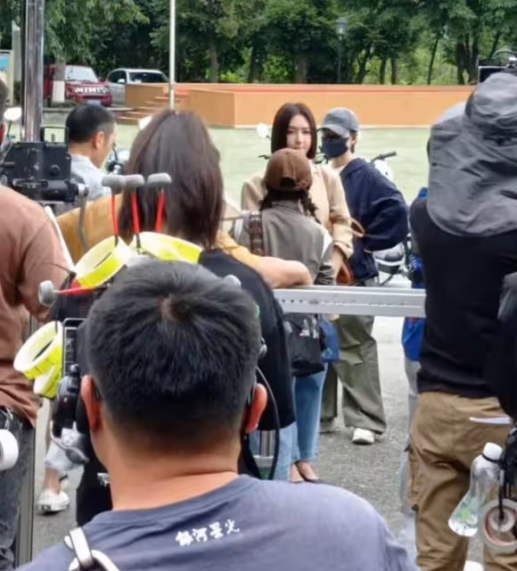 鍾漢良秦嵐新劇路透,男方身材高大顏值回春,路人視角被贊帥氣