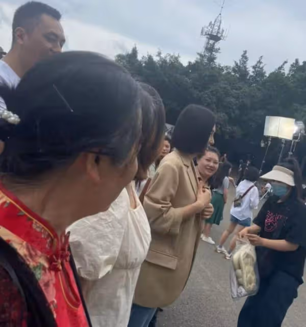 鍾漢良秦嵐新劇路透,男方身材高大顏值回春,路人視角被贊帥氣
