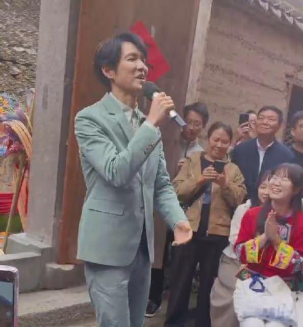 鍾漢良秦嵐新劇路透,男方身材高大顏值回春,路人視角被贊帥氣